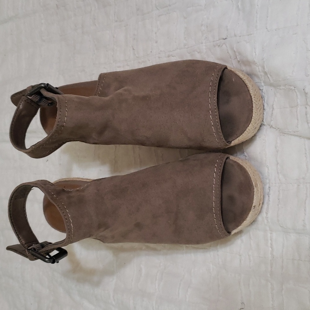 Universal Thread womens suede wedges